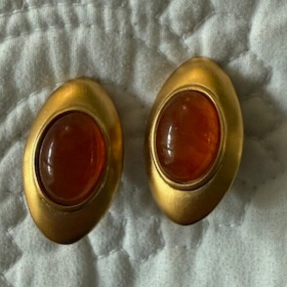 vintage monet lucite amber clip on earrings - Picture 3 of 3